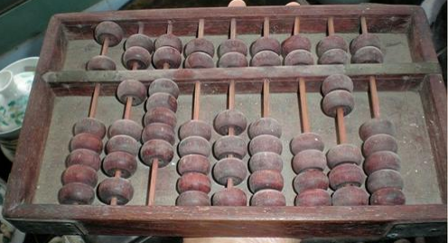 图 1-1. 算盘——我国古代常用的计算工具